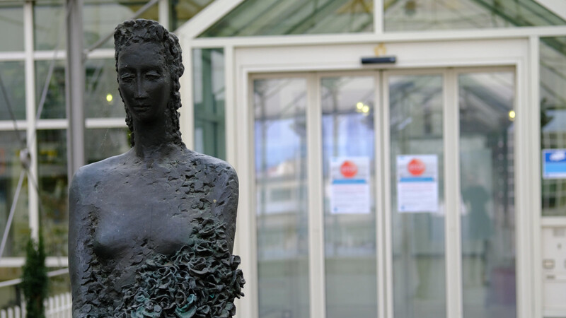 Eine Skulptur der heiligen Elisabeth begrüßt Besucher im Straubinger Klinikum.