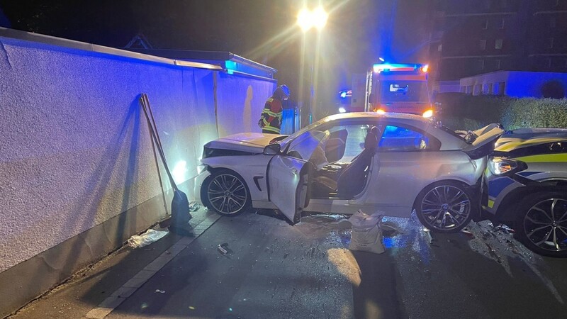 Die nächtliche Flucht eines 15-jährigen BMW-Fahrers endete in der Erzgebirgstraße. Ein Anwohner hat den Unfall dokumentiert.