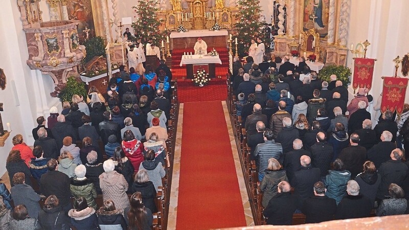 Bischof Dr. Rudolf Voderholzer zelebrierte den Gottesdienst zum Abschluss der Innenrenovierung der Pfarrkirche.
