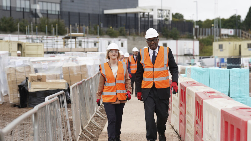 Viele Baustellen: Großbritanniens Premierministerin Liz Truss (l.) und ihr Frinanzminister Kwasi Kwarteng besuchen während des Parteitags in Birmingham einen zukünftigen Medizin-Innovationscampus.