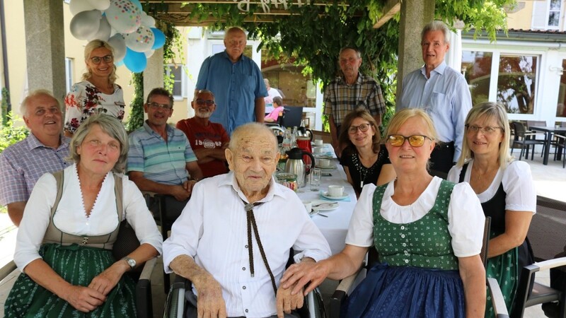 Neben Nichten und Neffen gratulierte Heimleitung Joanna Häring und Thomas Hohenester von der KSK Wattenbach Jubilar Maximilian Winner (Mitte) zu seinem 103. Geburtstag.