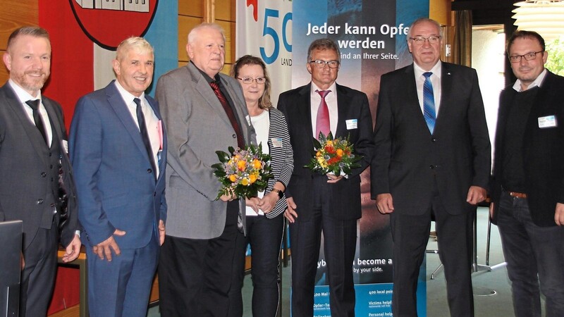 Während sich Klaus Kozuch (Dritter von links) verabschiedet, beginnt für Hermann Gammer (Dritter von rechts) ein neuer Abschnitt. Daniel Dorner-Bornschlegel, Robert Riedl, Marion Stamm, Franz Löffler und Martin Stoiber (von links) bedanken sich und beglückwünschen.