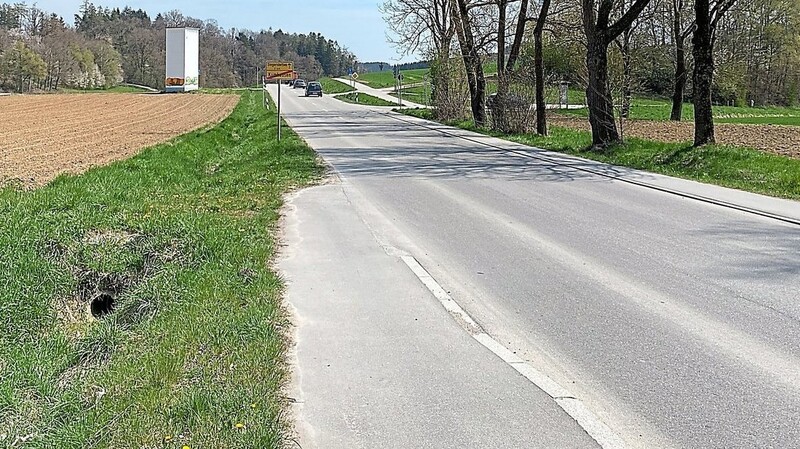 Der bestehende Gehweg (l.) entlang der Götzdorfer Straße wird bis zum Trafohäuschen verlängert.