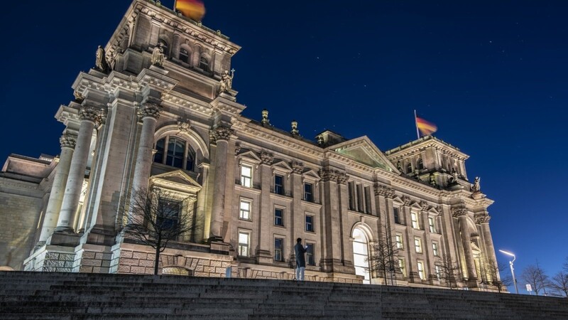 Im Reichstag, dem Sitz des Parlaments, herrscht derzeit weitgehend Ruhe. Dennoch ist die Spannung in SPD und CDU mit Händen zu greifen.