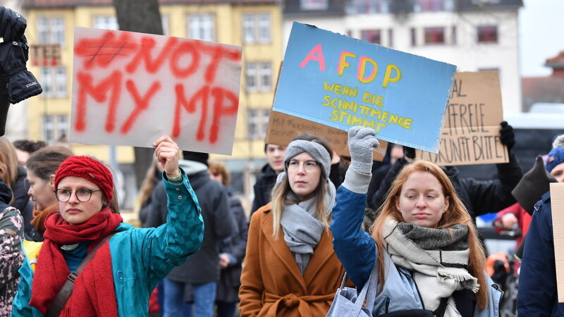 Viele Thüringer demonstrieren gegen die Wahl Kemmerichs zum Ministerpräsidenten.