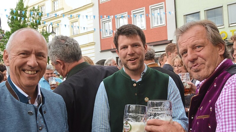 So sieht Vorfreude auf das Volksfest aus: der Brauereibesitzer in der Mitte zusammen mit dem Bürgermeister (links) und dem Festwirt Robert Schmid (rechts).