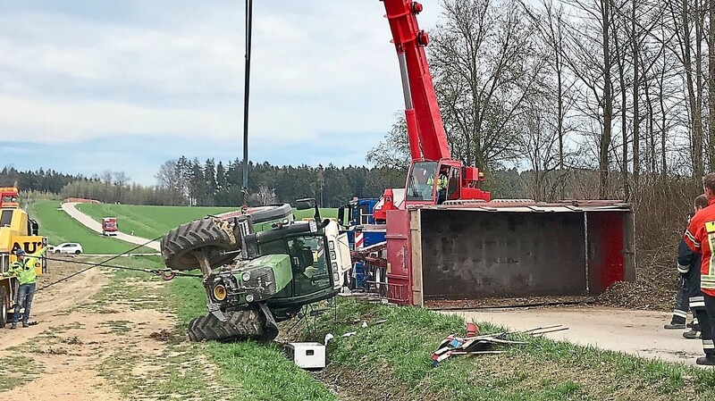 Ein Traktor kippte samt Anhänger in der Gemeinde Rudelzhausen um.