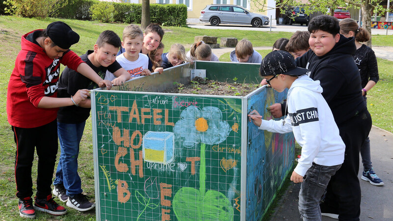Schüler bemalen die alten Tafeln der Schierlinger Schulen. Das erste "Schultafel-Hochbeet" steht im Pausenhof Richtung Jakob-Brandt-Straße.