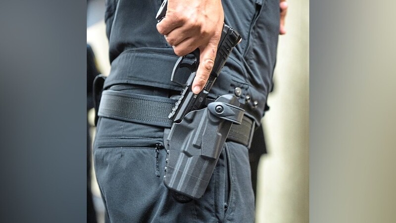 Das ist die Neue: Die SFP9-TR. 90 Prozent der Polizisten in Bayern tragen sie schon.