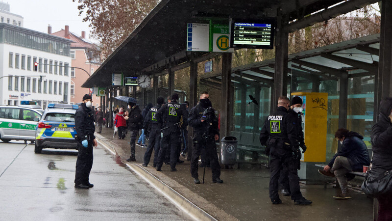 Am Mittwochvormittag sind zahlreiche Kräfte der Polizei am Regensburger Bahnhof in Stellung gegangen.