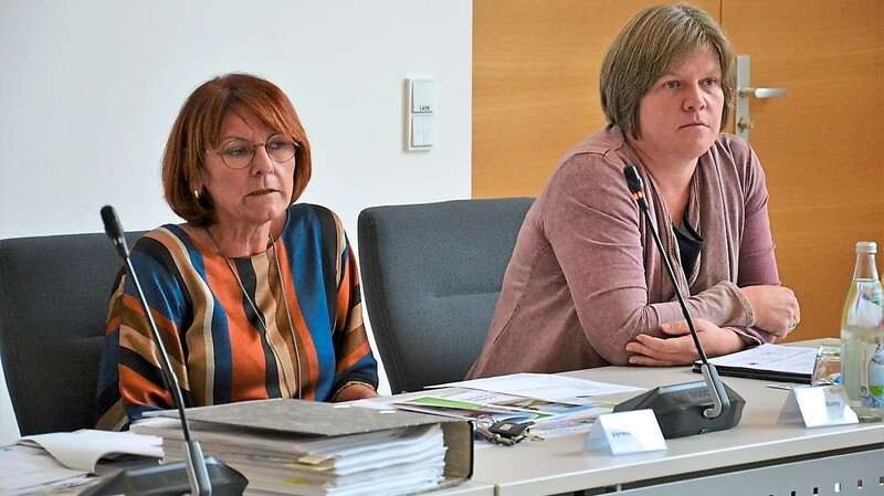 Gabi Schmid, die Leiterin des "Zentrums für Chancengleichheit" am Landratsamt (links), bei ihrem Bericht im Kreisausschuss; neben ihr Heike Huber von der Koordinationsstelle Inklusion.