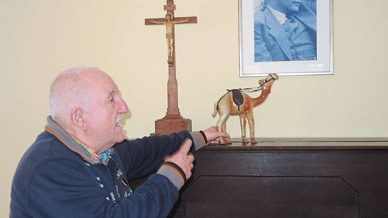 Im Bonhoeffer-Saal seiner Christuskirche, vor dem Bild des Freidenkers, mit seinen Kamelfiguren und in der Gegenwart Gottes, fühlt sich Pfarrer Hans Greulich so richtig wohl.