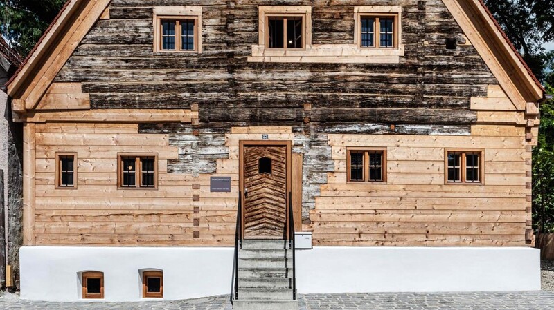 In Landshut wurde ein Holzblockhaus saniert und umgenutzt.
