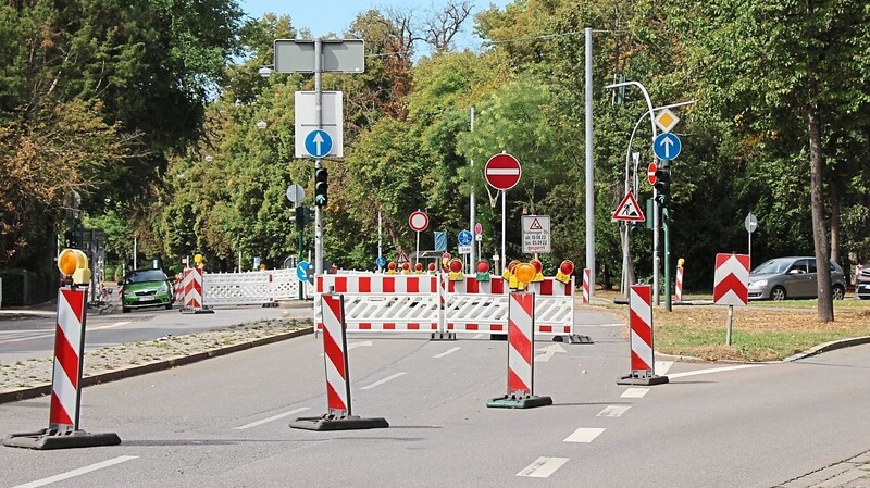 Komplett gesperrt. Die Prüfeninger Straße stadtauswärts. Ab Dienstag beginnen die Asphaltierungsarbeiten.