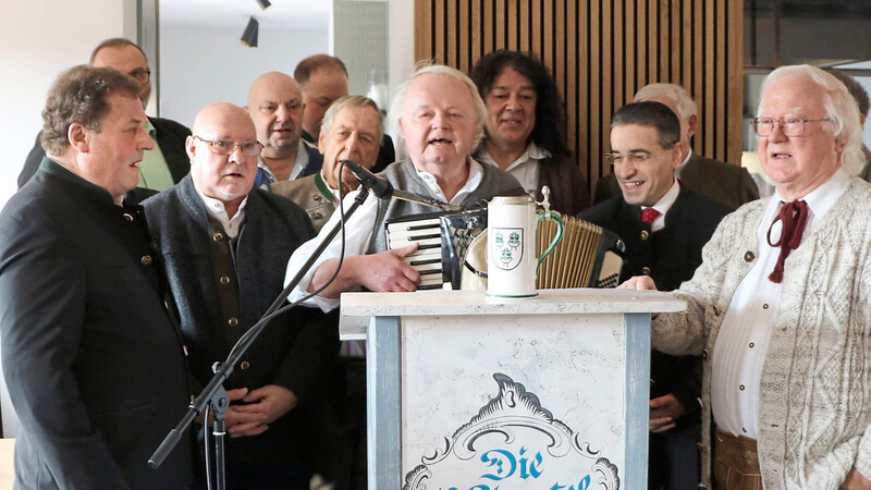Die "12 Apostel" mit Günther Fries am Akkordeon singen im "Rauchensteiner" zur Begrüßung der Gäste die Vereinshymne.
