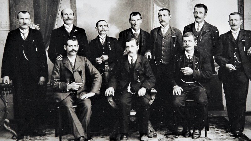 1904 war Gründungsversammlung der "Gmoa Zipfelhausen". Die Gründungsmitglieder: (stehend v. l.) Xaver Hasreiter, Straub, Lehner, Lieb, Pledl, Reitbauer, Habereder und (sitzend v. l.) Baumgartner, Holzhammer und Michael Reisinger.