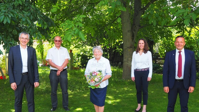 Anna Stierstorfer feierte ihren 85. Geburtstag - Landrat Werner Bumeder, Geschäftsleiter Ludwig Meindl, Bürgermeisterin Irmgard Eberl und Bürgermeister Gerald Rost gratulierten.