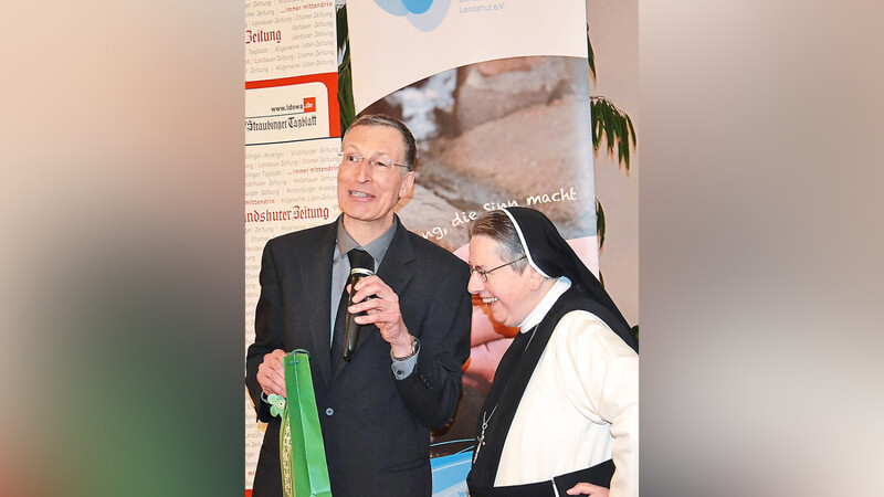 Im Anschluss an den Vortrag in der Abtei des Klosters Seligenthal bedankte sich Äbtissin M. Petra Articus beim Referenten, dem Theologen und Islamwissenschaftler Prof. Dr. Dr. Felix Körner, für seine Ausführungen.