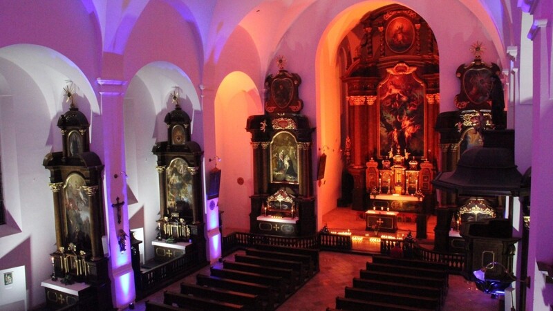 Am Freitag und Samstag wird die Schutzengelkirche bei einer Führung und einem Konzert des Akkordeonorchesters in buntes Licht getaucht und zu neuem Leben erweckt.
