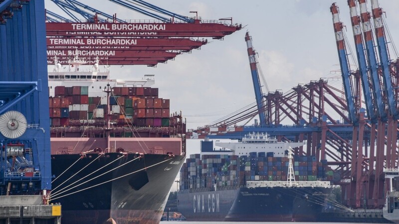 Zwei Containerfrachter werden an zwei Terminalsim Hamburger Hafen entladen. Experten empfehlen der deutschen Wirtschaft: weg von dem bisherigen Schwerpunkt auf den Ausfuhren hin zu einer größeren Bedeutung des Inlands.
