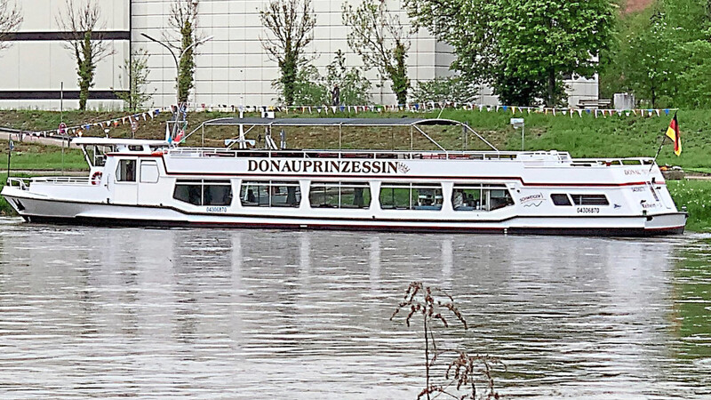 Die "Donauprinzessin" ist in ihrem neuen Heimathafen Kelheim angekommen.