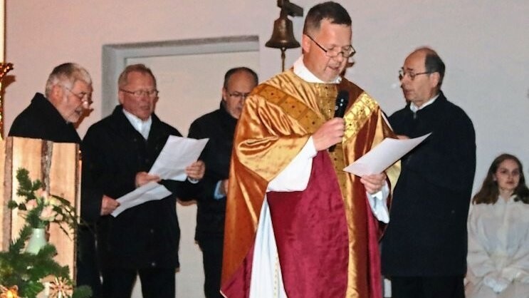 Pfarrer Höllmüller ging in seiner Predigt auch auf die Entstehung des Liedes "Stille Nacht, heilige Nacht" ein.