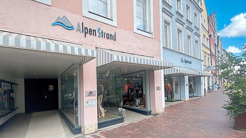 1983 wurde "Alpenstrand" gegründet, 2010 erfolgte der Umzug in die Neustadt, wo die Ware auf drei Etagen präsentiert wird.