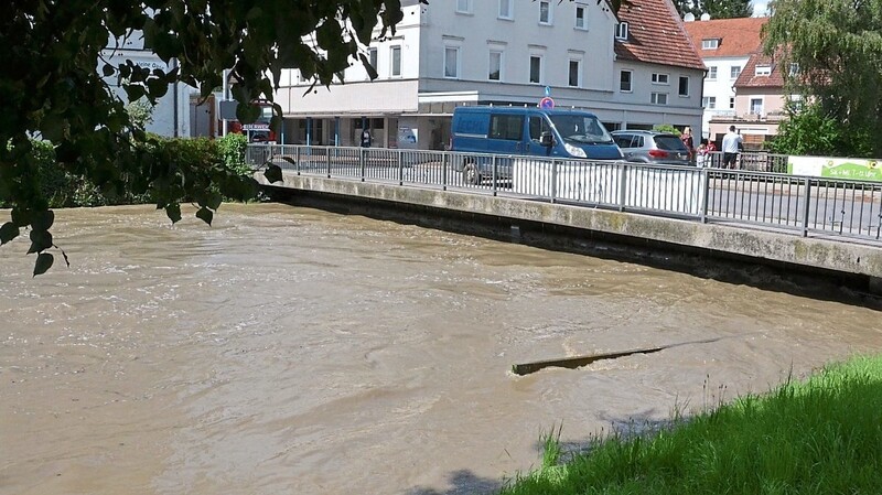 Der Abens-Pegel blieb am Montag nur wenige Zentimeter unterhalb der Brücke am Griesplatz.