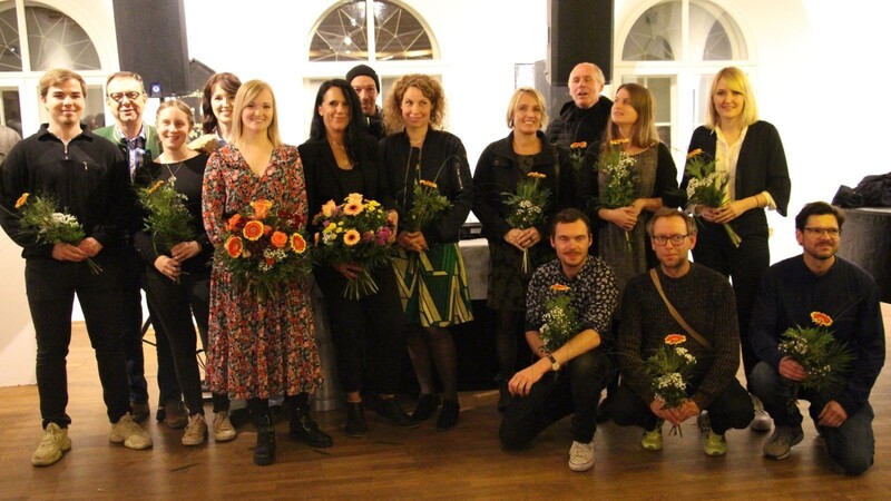Alle beteiligten Künstler mit Bürgermeister Franz Wittmann (2. v.li.) und den Organisatorinnnen Jennifer Rebkowetz und Britta Wahlers (5.und 6. v.li.).