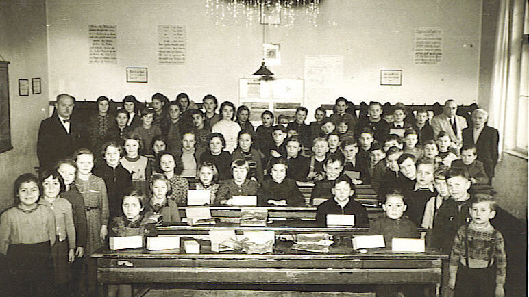 Alle Kinder mit den Lehrern Fiedor, Ebert und Bottke (von links) im Jahr 1954/1955.
