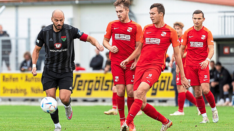 Hankofens Spielertrainer Tobias Beck (r.) ist vor Dienstag-Gegner TSV Rain/Lech nicht bang. Die Gäste haben mit bis dato sieben Treffern den schwächsten Angriff der Regionalliga.