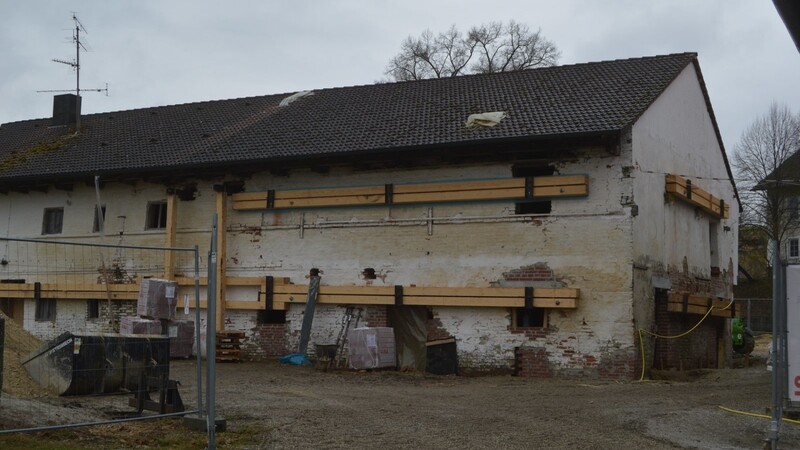 Das alte Mauerwerk des Wiesmerhauses wird von mächtigen Balken gefestigt.