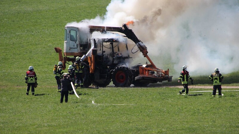 Bei Machtesberg (Waldmünchen, Kreis Cham) brannte eine landwirtschaftliche Maschine.