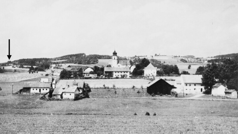 Degernbach um 1945: Aus Richtung Norden von Gottesberg über Rankam (siehe Pfeil) kamen die Amerikaner am 26. April 1945 nach Degernbach.