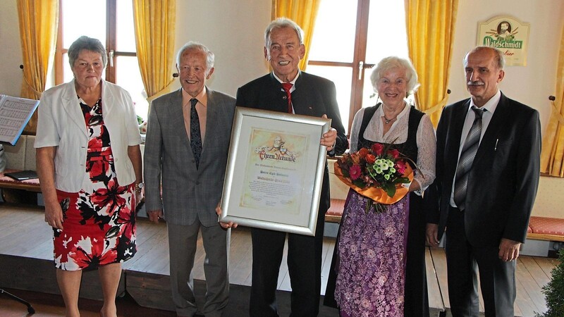 Waldschmidtpreisträger 2022: Egid Hofmann (Mitte), mit seiner Frau Rita sowie Dr. Werner W. Richter (r.), Marianne Schillbach (l.) und Xaver Penzkofer sen. vom Waldschmidtverein Eschlkam.