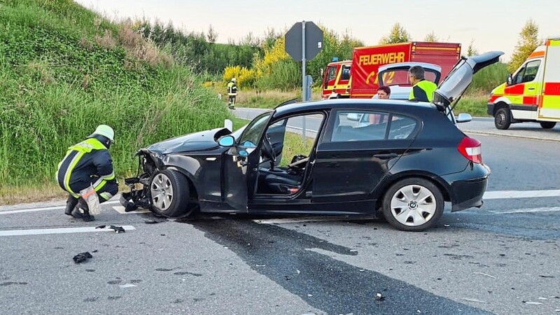 Der erheblich beschädigte BMW des Unfallverursachers.