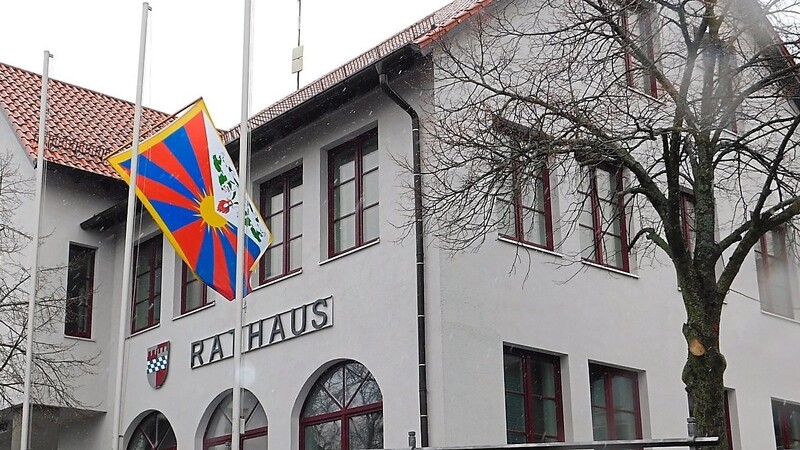 In China ist sie verboten: Die Flagge Tibet wehte aus Solidarität vor dem Rathaus Kollnburgs