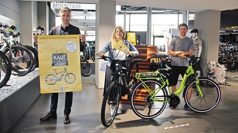Auf geht's ins Bummelglück: Wirtschaftsförderer Andreas Höhn (l.) und Eva-Maria Wagner vom Stadtmarketingverein mit Valentin Biller vom Radspezialisten Biller Bikes, der auch den Hauptpreis des Gewinnspiels stellt.