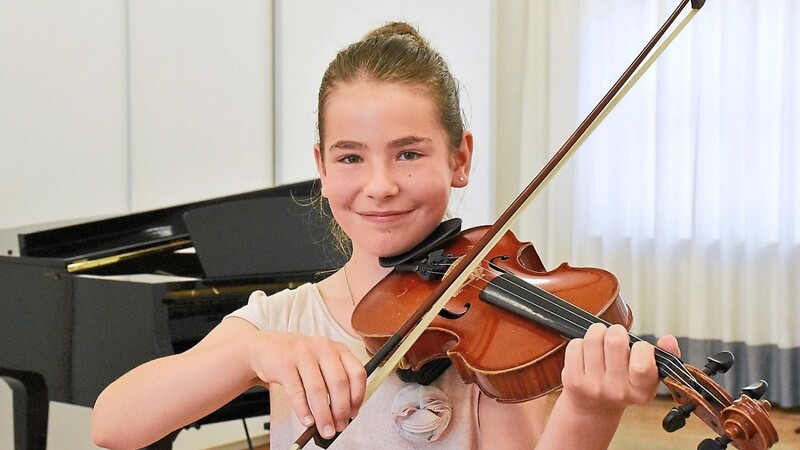 Neben dem Chorgesang spielt die zehnjährige Charlotte Buchner seit vier Jahren auch Geige.