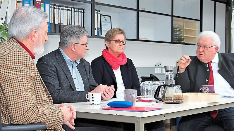 Kamen auf Einladung der Landauer Zeitung zum kontroversen Gespräch zusammen: Joachim Aschenbrenner (v.l.), Friedhelm Dickow, Irene Waas und Karl Wolf.