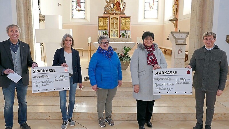 Agnes Niebler (Mitte) überreichte symbolische Spendenschecks an Andreas Jordan (links) und Johanna Schmid (Zweite von links) sowie Annegret Kaiser (Zweite von rechts) und Pfarrer Alexander Dyadychenko.  F