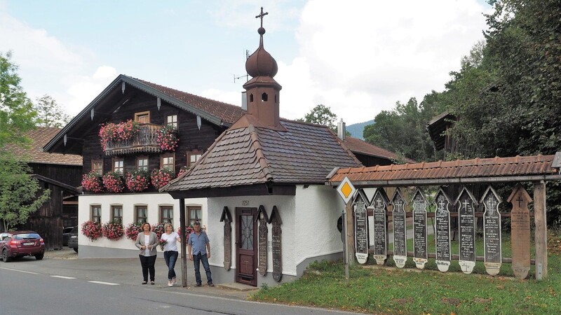 Die Niederndorfer Kapelle, die Totenbrettergruppe und der Hof von Sepp Graßl bilden zusammen ein harmonisches dörfliches Ensemble.