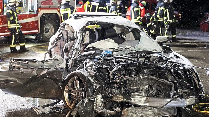 Rücksichtslose Fahren bringt nicht nur die Raser selbst in Gefahr. In Donau-Ries bei Monheim starb so im April 2021 eine Frau, nachdem ein Autofahrer mit 200 Stundenkilometern frontal in ihr Fahrzeug gefahren war.