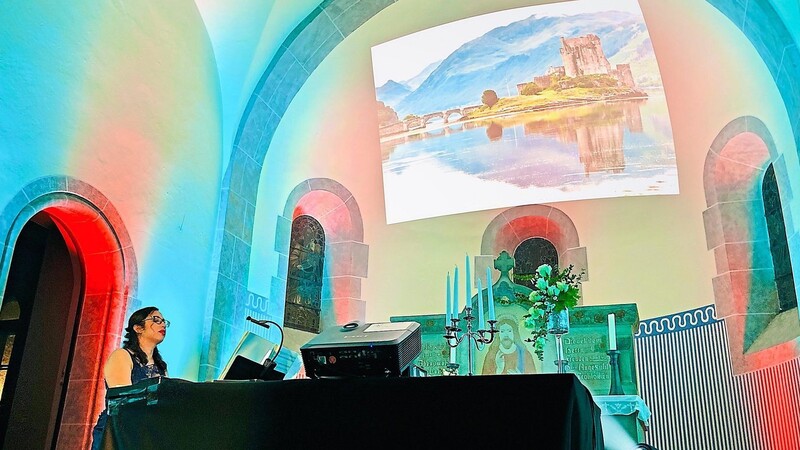Die Künstlerin im Altarraum der Zachäuskirche am Keyboard. In das Gewölbe wurden Bilder zum jeweiligen Song projiziert - hier zum "Braveheart"-Titellied.