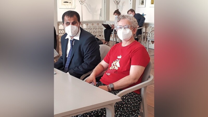 Mheddin Saho und seine "deutsche Mama" Gisela Zierer warten im Sitzungssaal des Verwaltungsgerichts Regensburg darauf, dass die Verhandlung beginnt.
