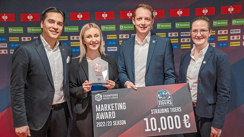 Die Straubing Tigers haben beim Finale der Champions Hockey League den CHL marketing Award erhalten. Das Bild zeigt (v. l.): Phi