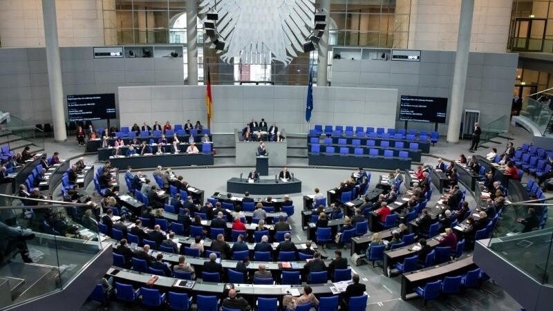 Die Mitglieder des Bundestages debattieren während Plenarsitzung im Deutschen Bundestag.