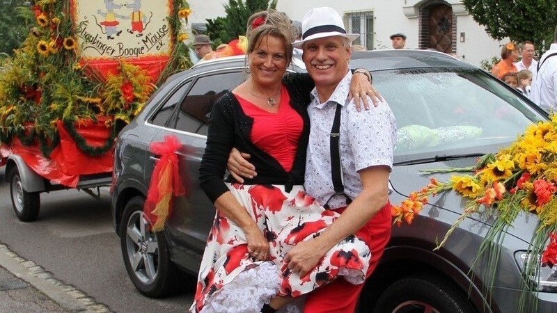 Gerhard Holzapfel mit seiner Frau kurz vor ihrem Auftritt im Volksfestauszug.