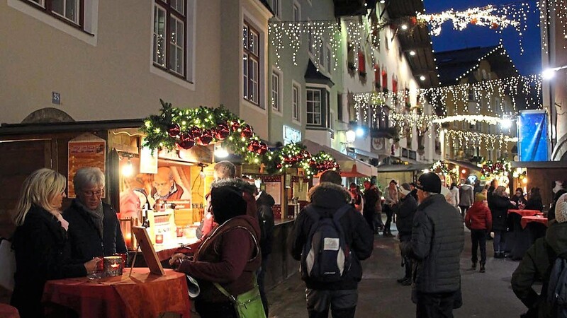 Stimmungsvoll erleuchtet ist Kitzbühels Innenstadt zur Adventszeit. Aus den Buden hinaus gelangt der Duft der Tiroler Schmankerl in die Nasen der Besucher.