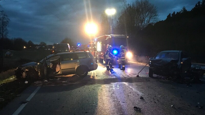 Bei einem Unfall auf der B299 im Bereich der Abfahrt Landshuter Straße sind am Montagnachmittag offenbar mehrere Menschen verletzt worden.